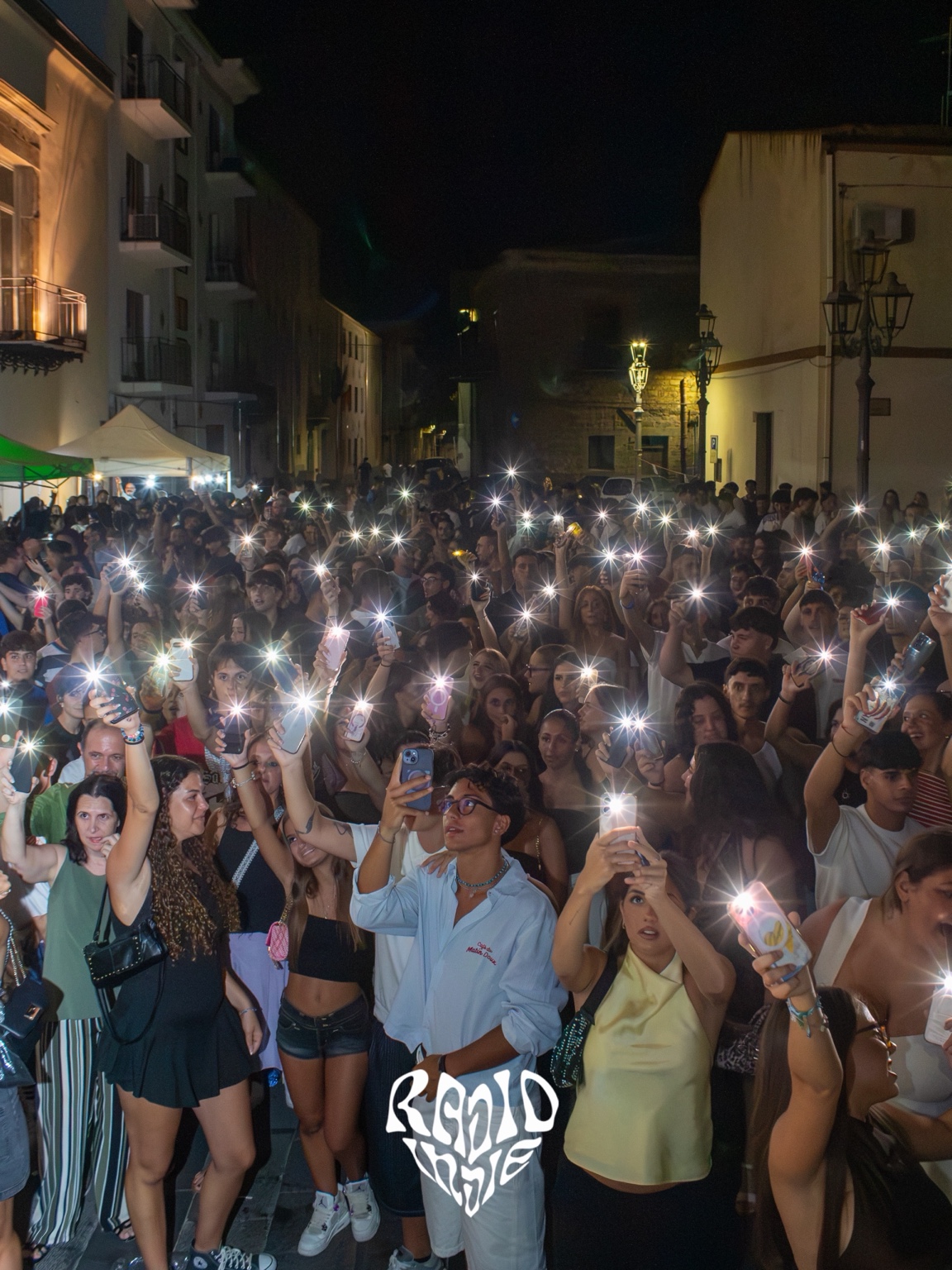 La piazza illuminata dalle luci dei telefoni durante Radio Indie