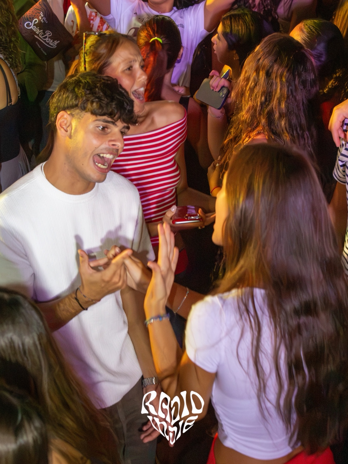 Un’intervista tra le persone durante la serata