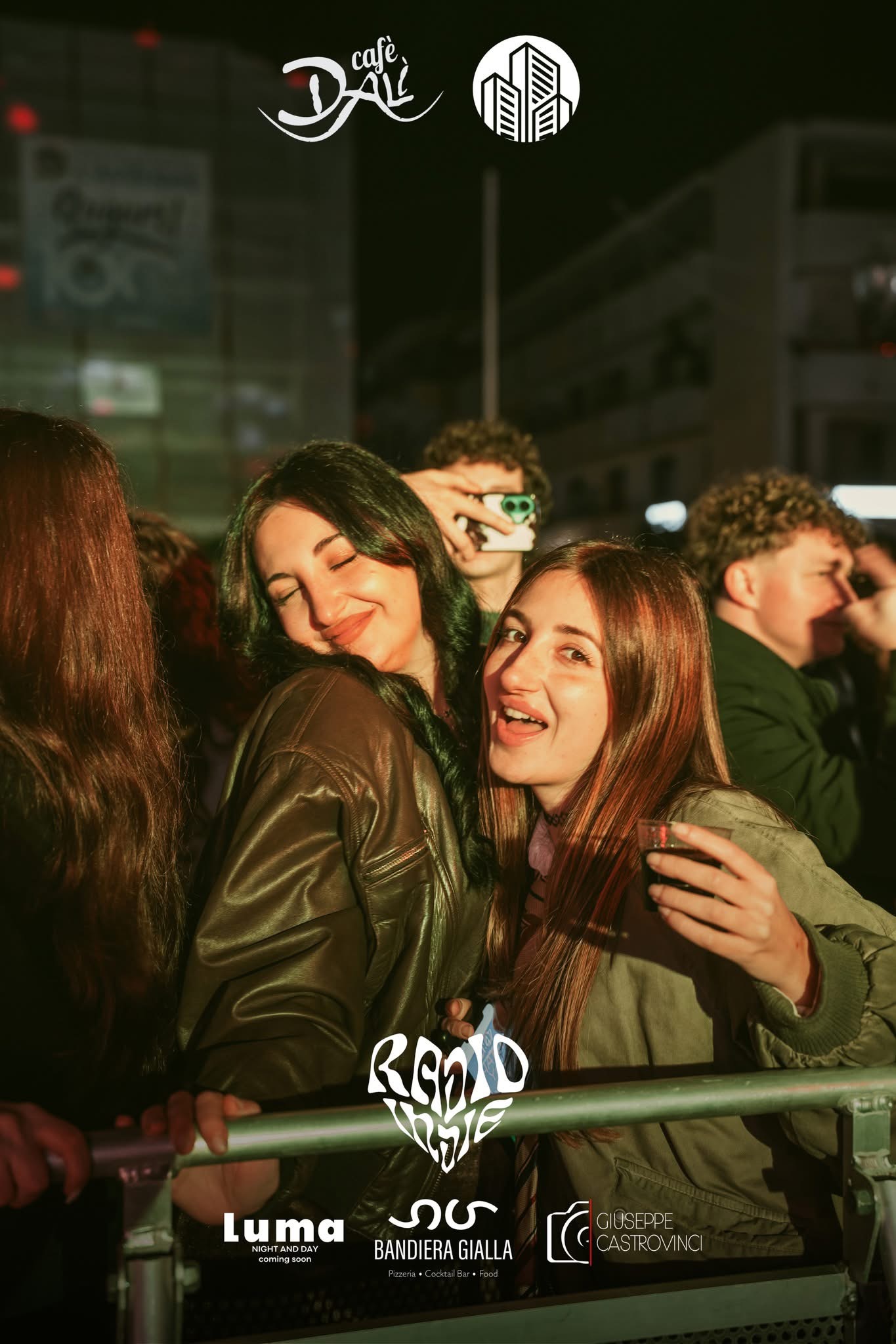 Un abbraccio e un sorriso durante una serata